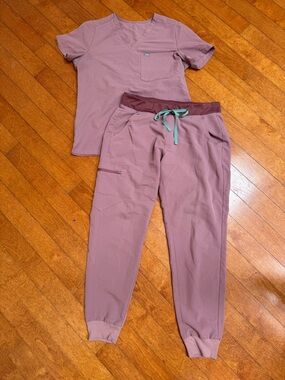 Figs Women's Mauve Scrub Set with Teal Drawstring